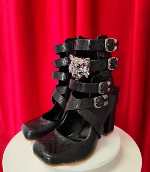 Ankle Boot Insane Doll Preta | Salto Bloco 9cm com Fivelas