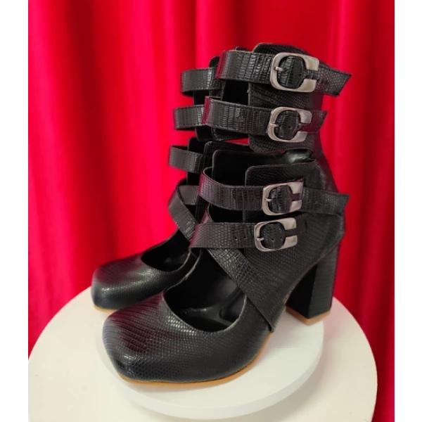 Ankle Boot Insane Doll Preta | Salto Bloco 9cm com Fivelas