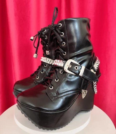 Coturno Plataforma Grunge Punk Preto | Altura 11cm com Fivelas